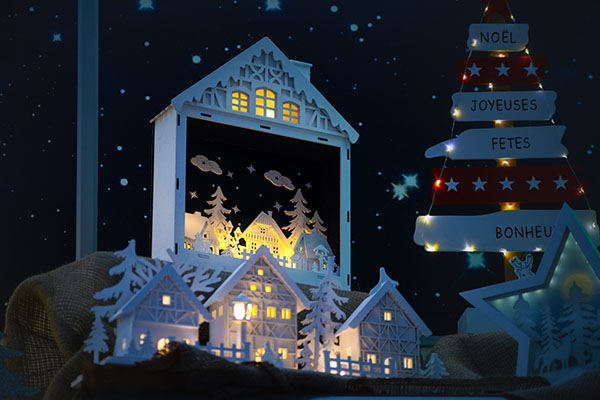 Décoration de Noël - décorations lumineuses - maisons de bois blanc illuminées